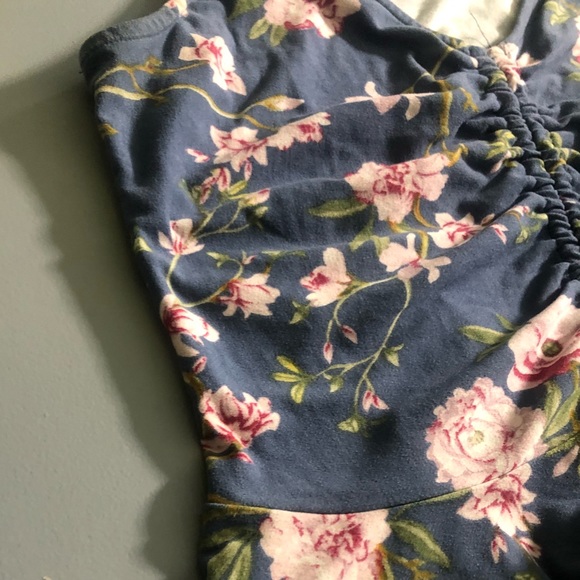 Blue and pink floral sleeveless top with ruching - Picture 3 of 4